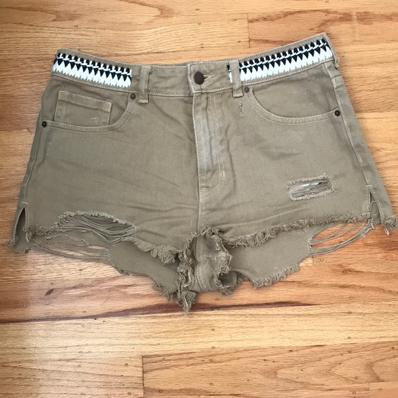 Erin Wasson khaki shorts - Picture 1 of 5